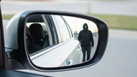 La nueva "estafa del retrovisor": la estrategia viral que consiste en golpearte el coche para robarte los datos del móvil