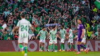 El Betis dará la carta de libertad a uno de sus futbolistas para que fiche por otro equipo... ¡pero conservará el 50% de sus derechos!