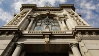 El Banco de España alerta sobre el parón económico, la desigual distribución de la riqueza, el desequilibro en las cuentas públicas y los excesos regulatorios