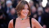 Carla Bruni deslumbra en Cannes a sus 58 años con el vestido más salvaje y elegante del festival: estampado cebra, silueta sirena y joyas de Chopard