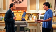 Charlie Sheen revela por qué no contactó para su documental a Jon Cryer, su hermano en 'Dos hombres y medio'