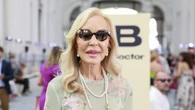 Carmen Lomana apuesta por un look muy lady en blanco para un almuerzo de moda en Madrid
