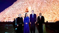 El look más majestuoso de la Reina Letizia: vestido azul y complementos metálicos entre las pirámides de Guiza