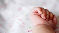 Un bebé recién nacido muere después de que su hermana de cinco años lo tirase de una cuarta planta en Rusia