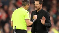 Las explicaciones de Simeone tras irse a por un aficionado que le hizo una peineta después del gol de Van Dijk