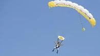 Muere un instructor de paracaidismo en EE UU tras quedar enganchado al avión durante un salto en tándem