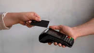 ¿Pagar con tarjeta o en efectivo? Un experto resuelve las dudas sobre los derechos de los consumidores