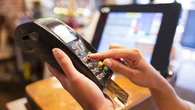 Mar, dueña de un bar de en Galicia, ha decidido prohibir el pago con tarjeta: “No voy a trabajar para que el banco gane con cada café”