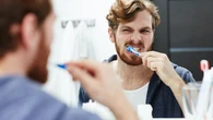 Los hombres, los que menos se lavan los dientes: una o ninguna vez