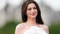 Anne Hathaway vuelve a presumir de embarazo con un romántico vestido de volantes (y botas) que confirma su mejor estilo premamá