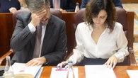 Isabel Díaz Ayuso y el look de oficina más elegante: camisa blanca y falda lápiz, un clásico infalible