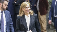 La Infanta Cristina triunfa con una camisa coqueta y juvenil que podría compartir con su hermana Elena