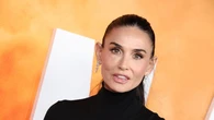 Demi Moore deslumbra con el total look de Carolina Herrera que adelanta el otoño más elegante