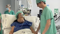 El Dr. González Rivas extirpa un tumor gigante en el cuello de 1,3 kilos