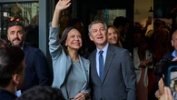 María Corina Machado pisa Madrid con mensaje y uniforme propio: traje azul, bandera al pecho y el look que convierte Génova en símbolo de libertad