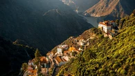 El pueblo español de origen árabe y repleto de sabinas centenarias, es ideal para huir del calor en sus casas de piedra