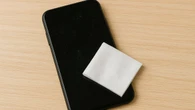Tu teléfono está cubierto de gérmenes: un experto en tecnología explica cómo limpiarlo sin dañarlo