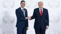 Un experto en lenguaje no verbal analiza el saludo entre Trump y Sánchez: “Los dos se han distanciado”