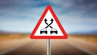 Qué significa la señal de tráfico en la que dos coches se cruzan entre sí y por la que puedes perder hasta cuatro puntos del carnet