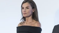 La Reina Letizia conquista Egipto con un look muy glamuroso con vestido negro de escote bardot y bolso italiano