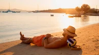 La Ley de Costas lo deja claro: dormir en la playa puede acarrear multas muy caras