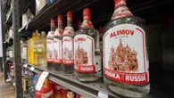 Arrestan a una profesora en Rusia acusada de matar a 19 personas tras venderles vodka falso