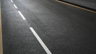 Muchos conductores no lo saben: cuál es la verdadera diferencia entre una línea blanca continua y una discontinua en la ruta