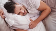 Sudoración nocturna recurrente: el síntoma que podría alertar sobre cáncer