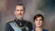 Hablamos con el pintor del primer cuadro conjunto de los Reyes Felipe VI y Letizia: "Casa Real ha visto mis historias de Instagram"