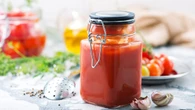 Una mujer comparte una ingeniosa idea para aprovechar los frascos vacíos de salsa para pasta en casa: "Es una muy buena idea"