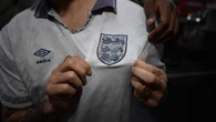 Un exdelantero de la selección inglesa baja hasta sexta división y sus aficionados saltan: "Con ese nivel mejor vuélvete a Ibiza"