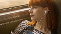 La psicología explica por qué hay personas que siempre llevan auriculares: no es solo por la música