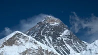Un hombre se convierte en la primera persona de la historia en bajar esquiando del Everest sin oxígeno suplementario