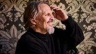 Miguel Bosé revoluciona las redes con un sensual baile en pijama desde su casa