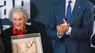 El Rey agradece a Margaret Atwood "habernos enseñado a leernos mejor"