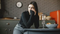 La psicología explica por qué cada vez más personas se van de las fiestas sin despedirse