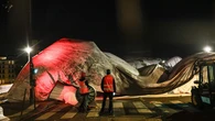 El artista JR transforma el Pont Neuf de París en una gran caverna de 120 metros