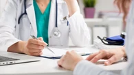 Hallan muerta en los baños de un hospital a una paciente de 69 años tras no responder durante horas a las llamadas para continuar su tratamiento: "Su estado no era preocupante"