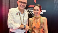 Ayuso acierta (de nuevo) con su look favorito del otoño para una tarde de motor en Estados Unidos
