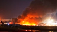 Un potente incendio arrasa una terminal del aeropuerto de Daca en Bangladesh