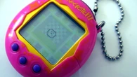 El Tamagotchi vuelve tres décadas después: Casetify relanza el icono de los 90 con una colección tecnológica y un dispositivo exclusivo