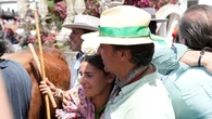 Tana Rivera emociona en El Rocío con el look rociero más bonito y tradicional: estampado floral, flores en el pelo y un emotivo abrazo junto a Fran Rivera