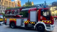 Bomberos de Zaragoza auxilian a personas atrapadas en coches por la lluvia