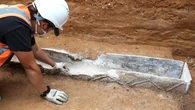 Una tumba de hace 1.700 años y un ataúd de plomo: el inesperado hallazgo en un antiguo hospital de Inglaterra