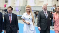 Cayetana Guillén Cuervo convierte el vestido camisero blanco en el look más elegante de San Isidro: así ha sido su emotiva aparición en las Medallas de Madrid