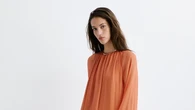 Para las invitadas que no quieren vestidos ajustados: 6 opciones cómodas e igual de elegantes