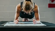 Ni 30 ni 60 segundos: este es el tiempo exacto que debe durar la plancha abdominal para fortalecer core, glúteos y hombros