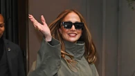 Jennifer Lopez confirma cómo llevar leggings capri con chaqueta oversize esta primavera 2026