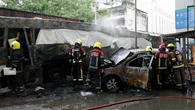 Al menos 8 muertos y 25 heridos tras choque de tren y autobús que se incendió en Bangkok
