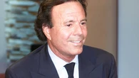 Julio Iglesias defiende su honor contra Yolanda Díaz: los límites del poder político
